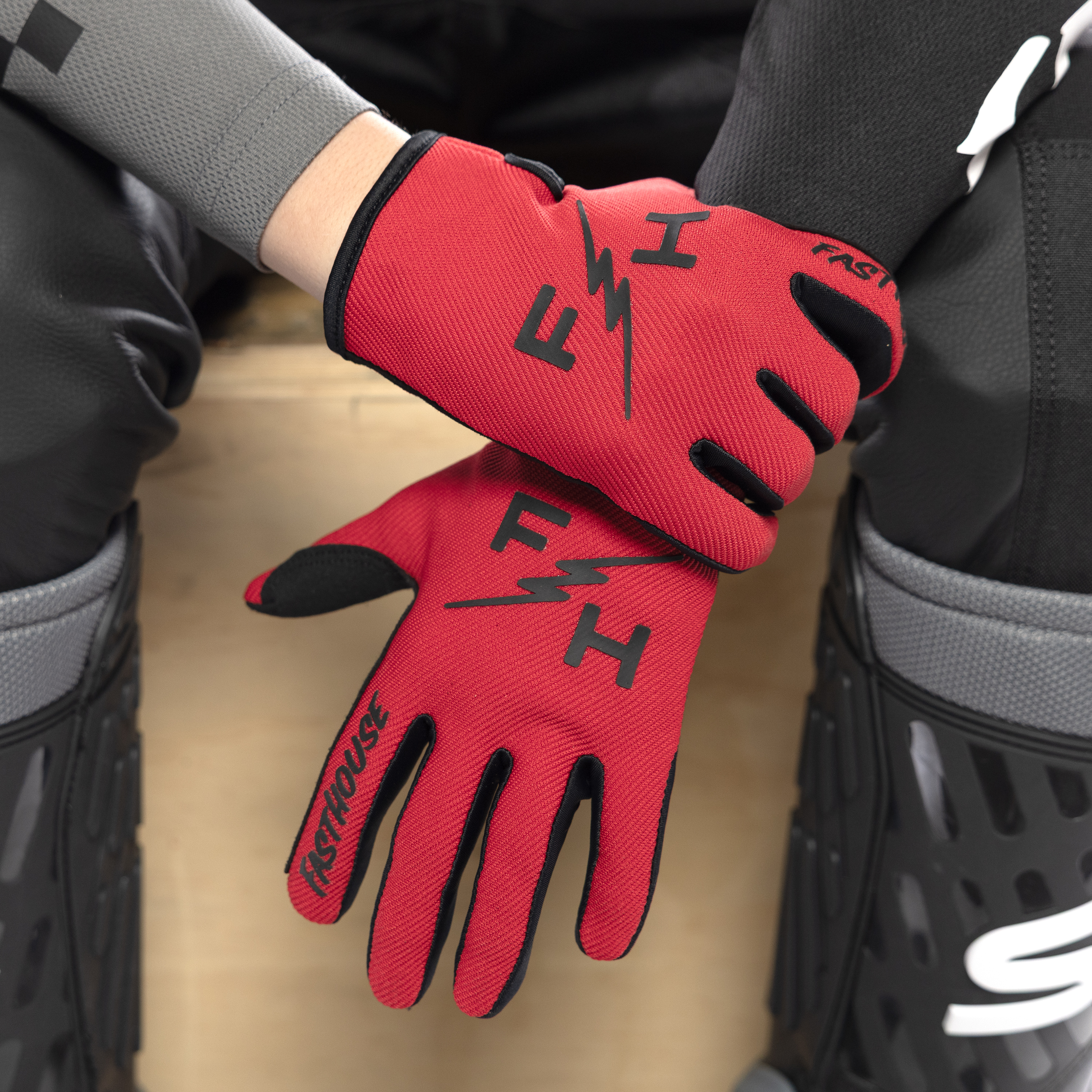 Carbon Eternal Youth Glove - Red_Detail